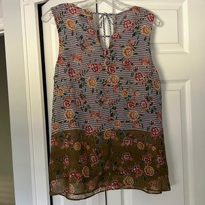 CABI sleeveless blouse. Keyhole front. Tie back. Excellent condition. Size L